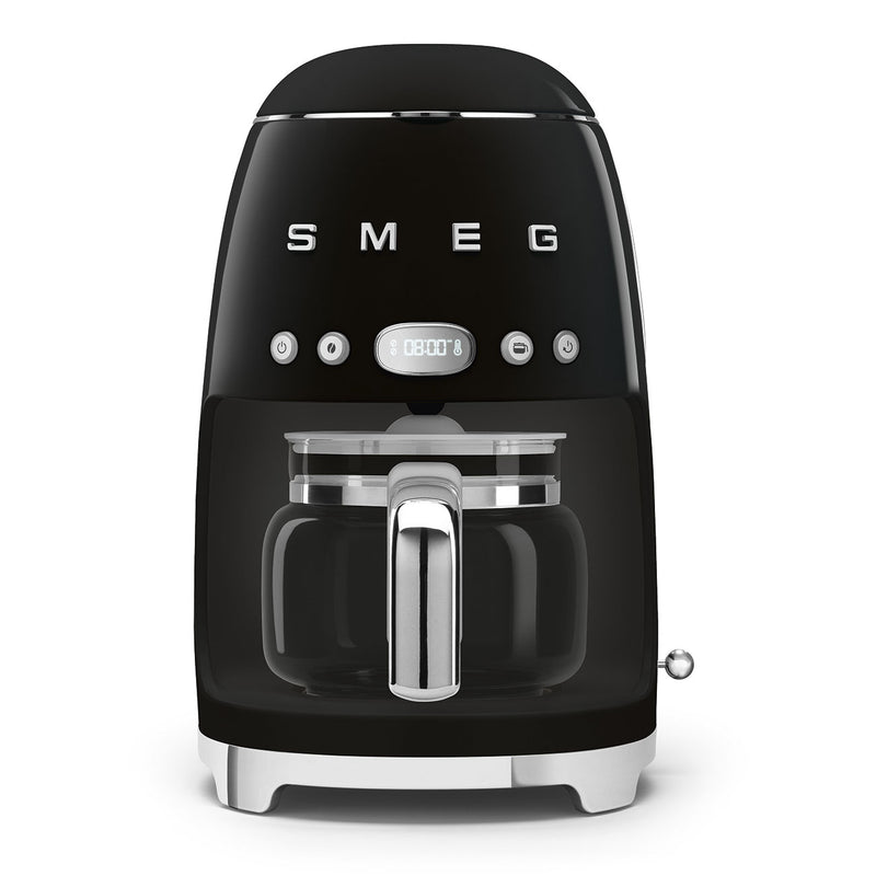 Tijdloze Smeg DCF02BLEU filterkoffiemachine in glanzend zwart met glazen kan en LED-display 