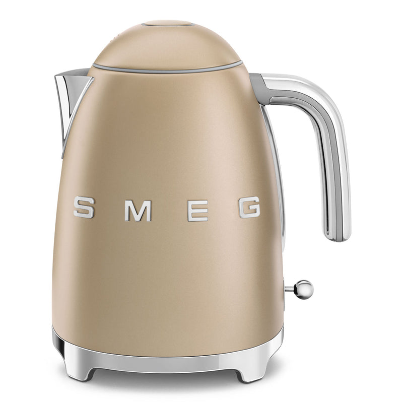 Smeg KLF03CHMEU waterkoker in matte champagne/goud, 1,7 L retro design met soft-opening deksel en kalkfilter op witte achtergrond