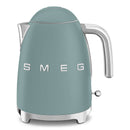 Smeg KLF03EGMEU waterkoker in matte smaragdgroen met chromen details en soft-opening deksel, 1,7 L retro design op witte achtergrond